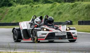 Débuter sereinement : quelle voiture pour débuter sur circuit choisir ?